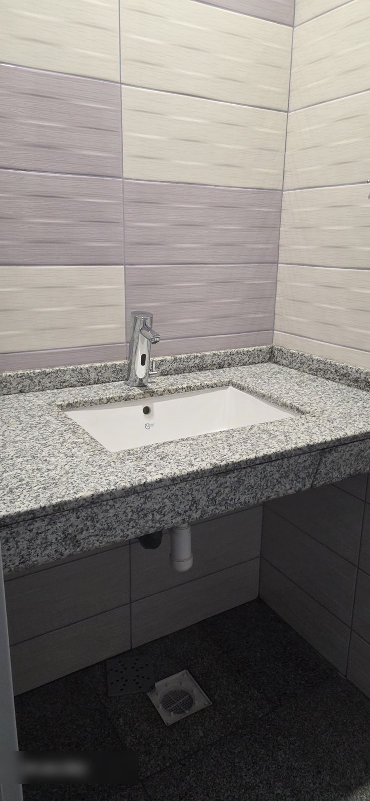 Baie modernă cu chiuvetă sub blat și baterie cu senzor