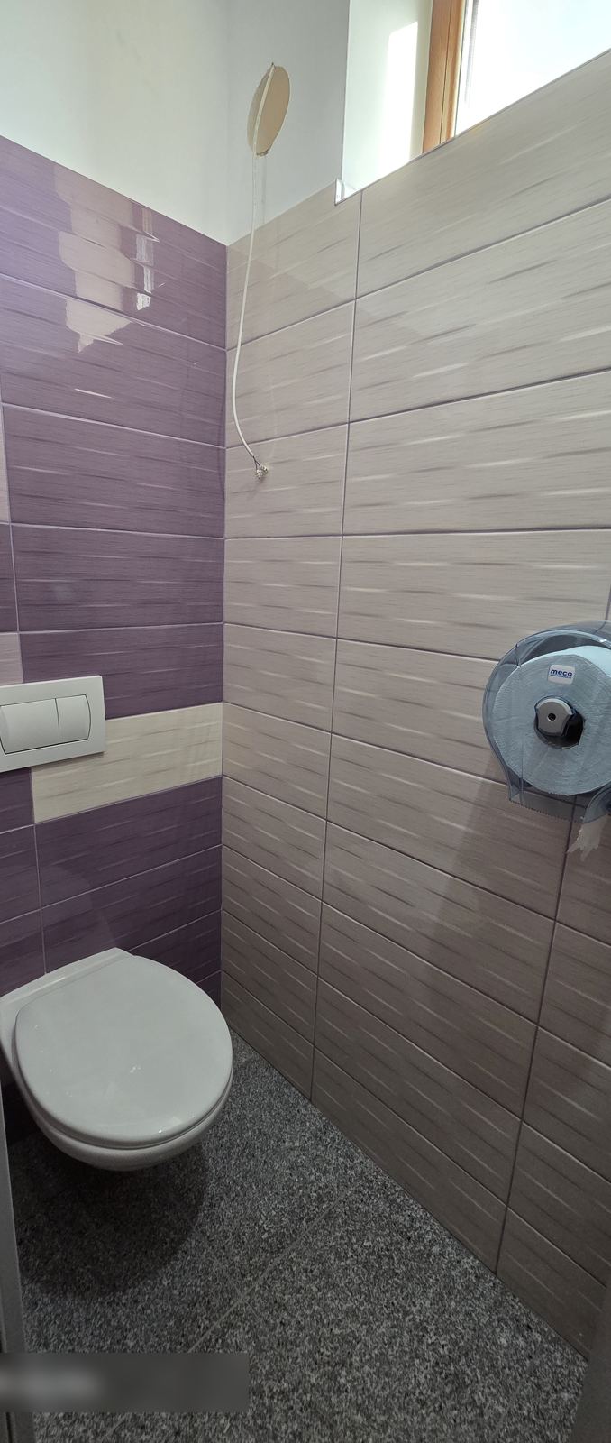 Baie femei — cabină WC cu finisaje din faianță