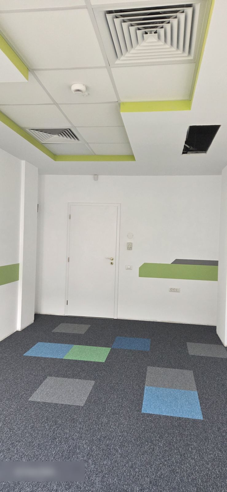 Birou 22 — tavan casetat cu corpuri de iluminat integrate