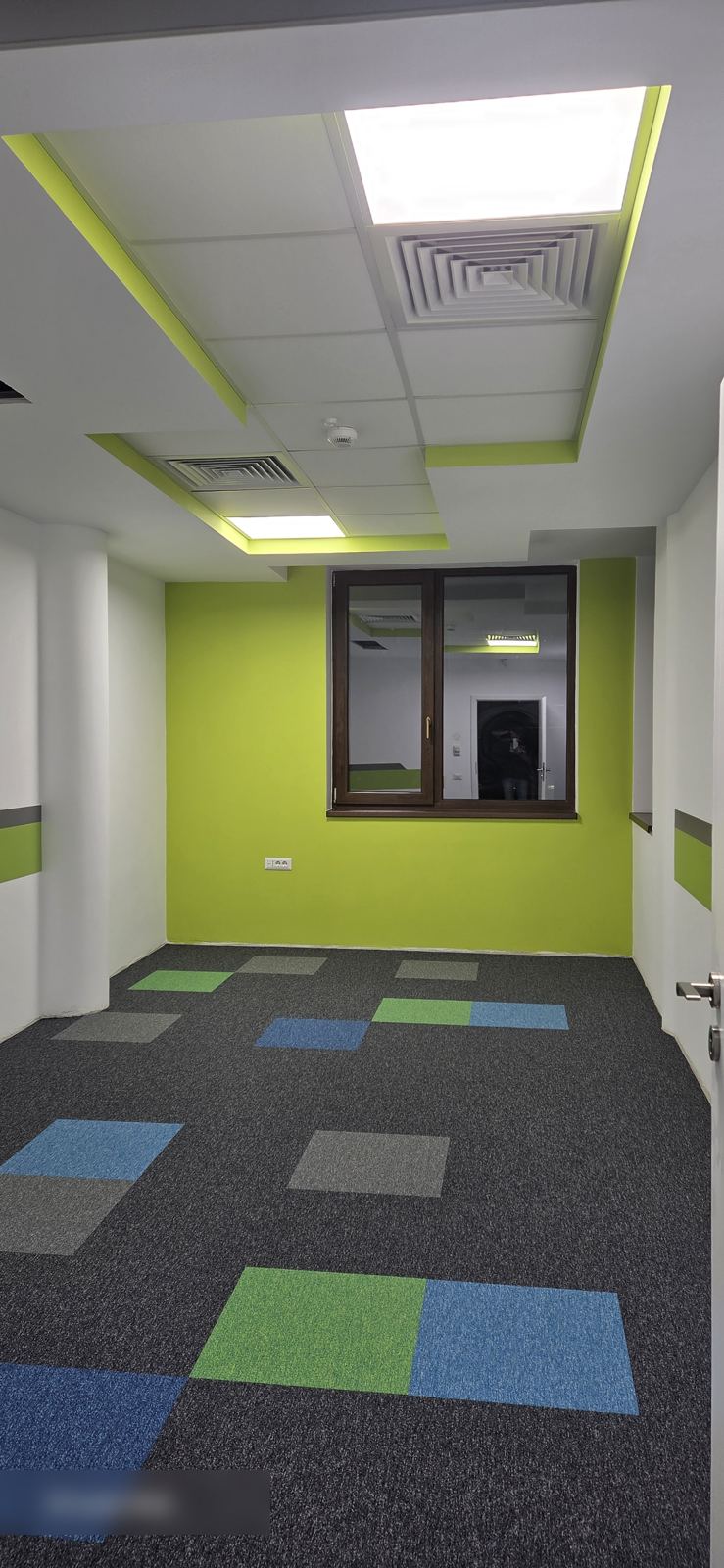 Birou 22 — detaliu finisaje moderne, vopsea lavabilă
