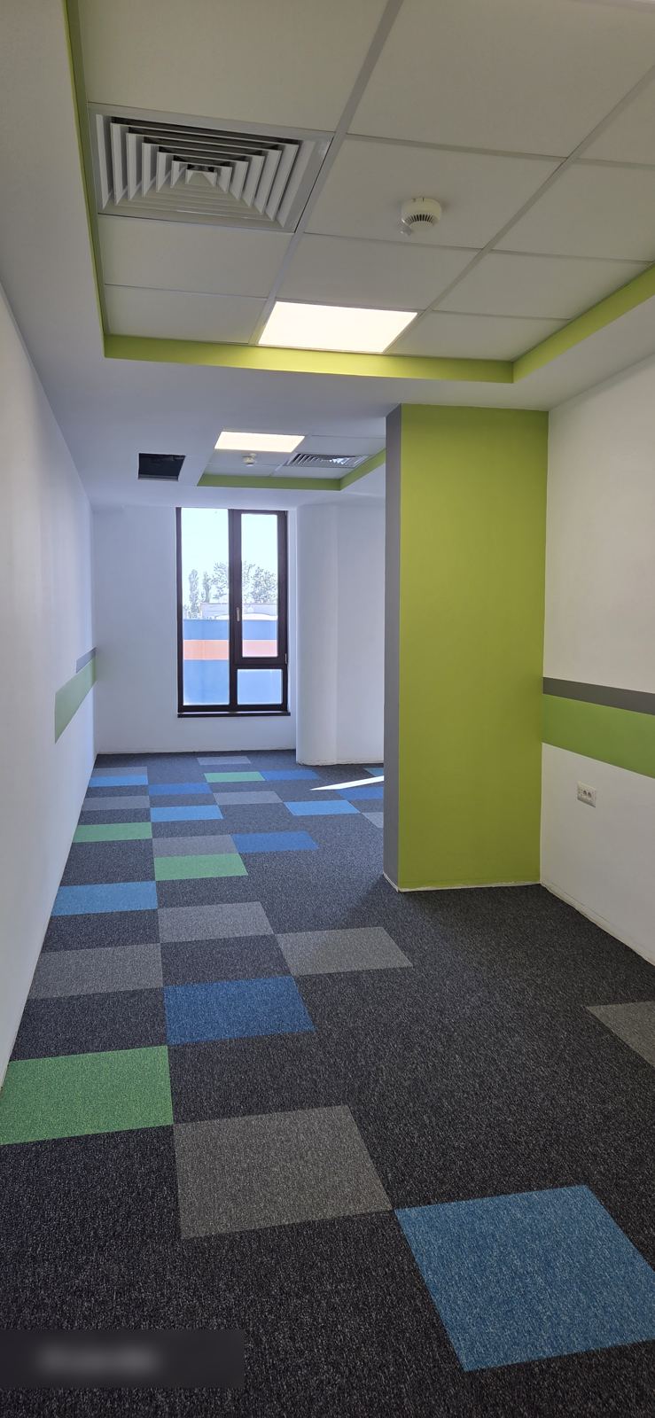 Birou 26 — perspectivă către ușă și hol
