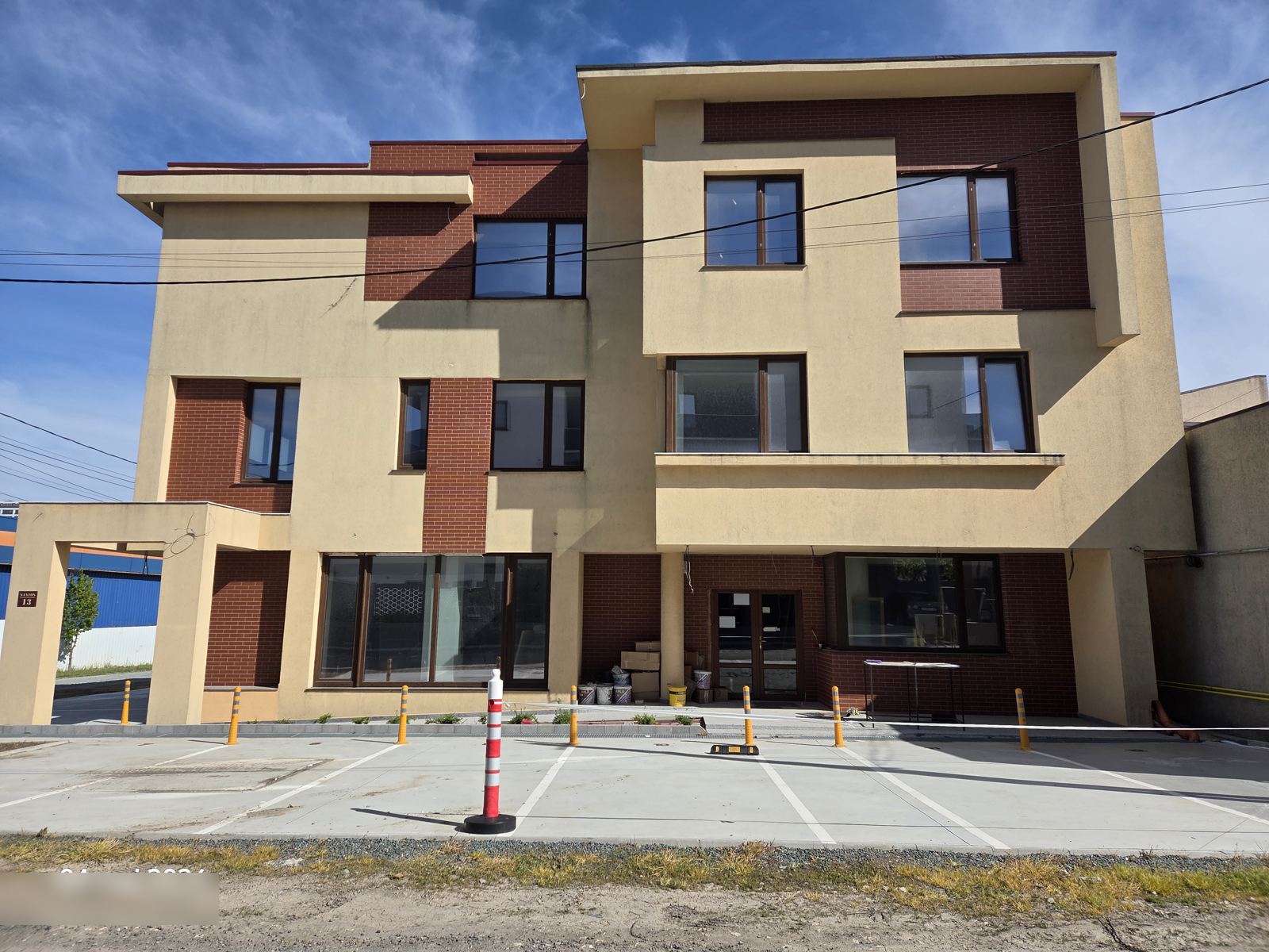 Clădire de birouri nouă pe strada Santos, Constanța — fațadă din cărămidă aparentă, parcare proprie