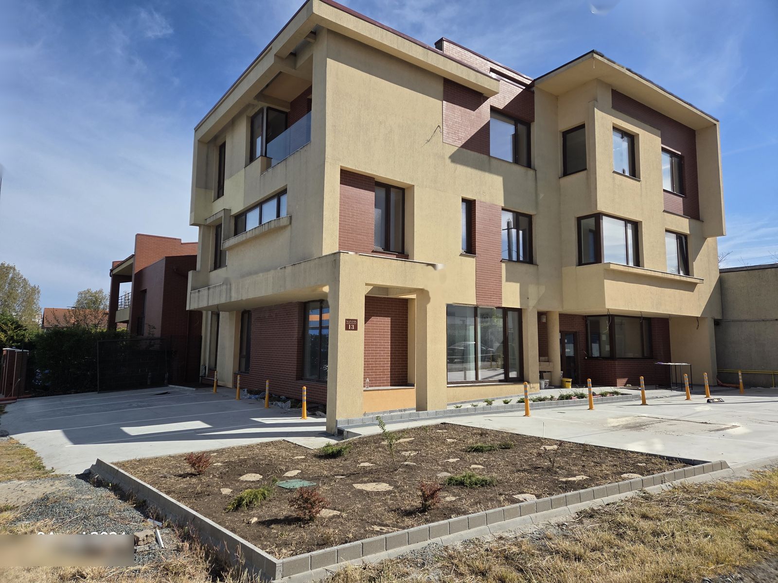 Exteriorul clădirii de birouri — cărămidă aparentă și tencuială decorativă