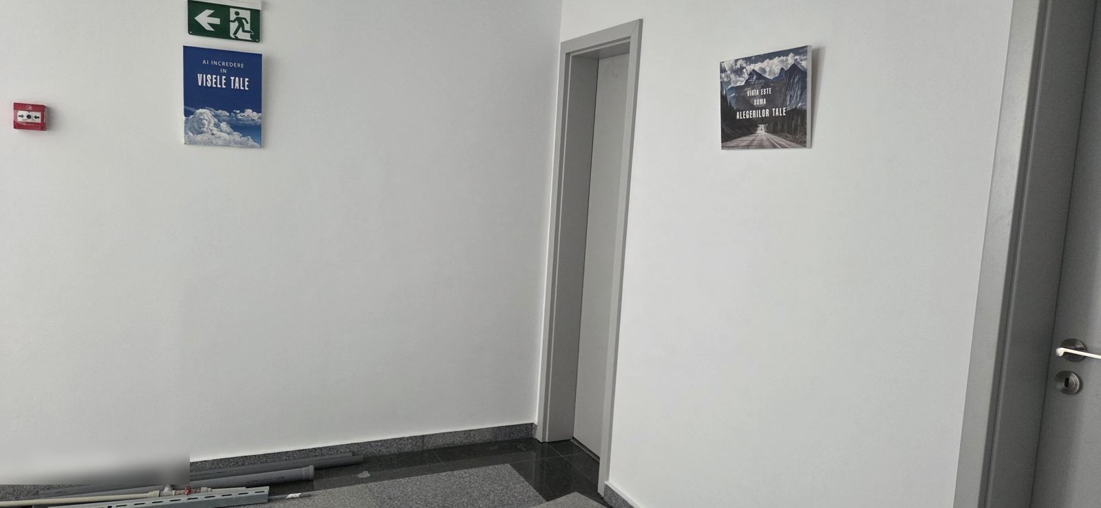 Hol interior cu granit și semnalistică